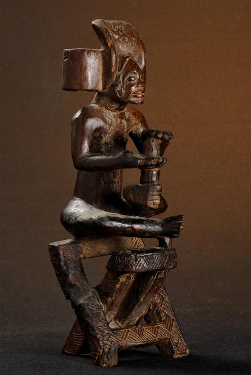 Statue de chef assis tabouret pliant - Chokwe - Angola 183.jpg - Statue de chef  "mwanangana" assis sur un tabouret pliant - bossard statue chef angola chokwe- Angola 183